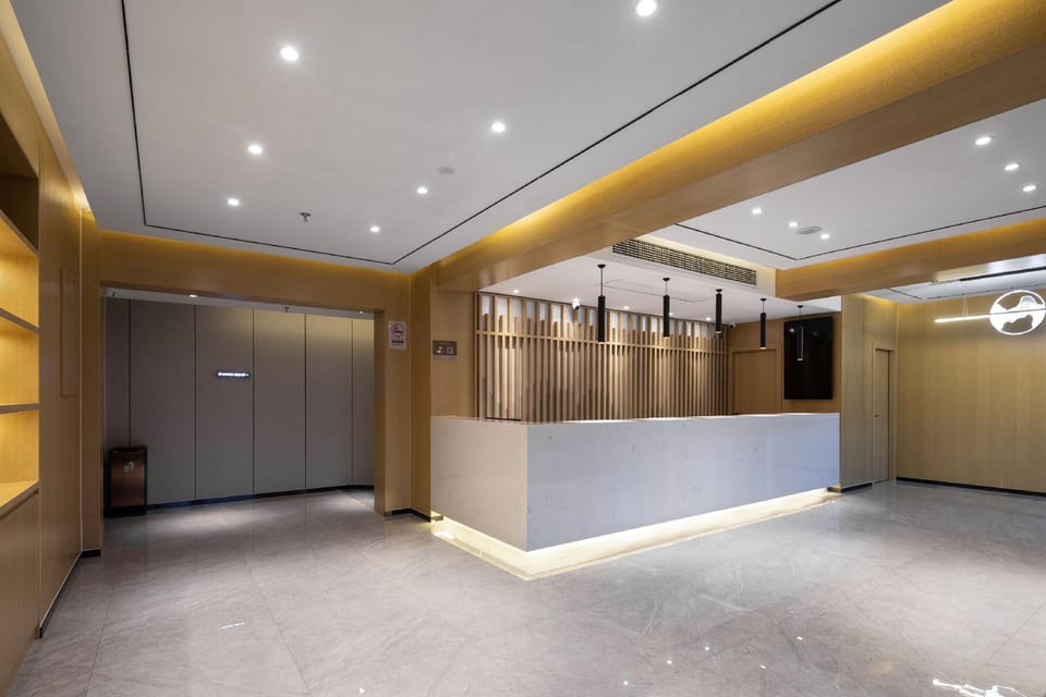 Qingmu Platinum Hotel (Nanjing Mochou Lake Park Dashi Chating Metro Station Branch) Hotel in Nanjing