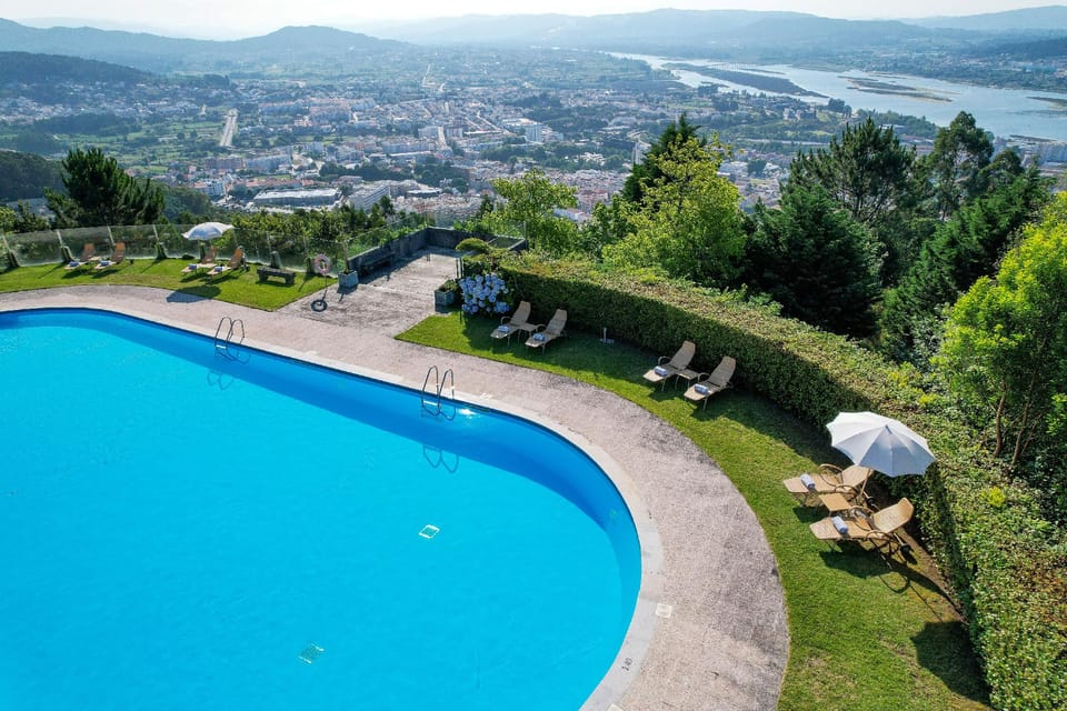 Swimming pool [outdoor]