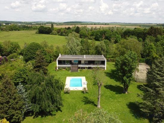 Family apartment by the Marne River – Pool, garden & free parking near Disneyland Hotel in Île-de-France