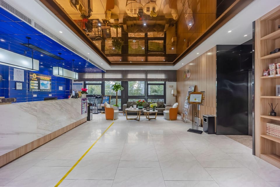 Super 8 Hotel (Ningwai Bund, East Entrance of the Anhui-Sichuan-Tibet Highway) Hotel in Zhejiang