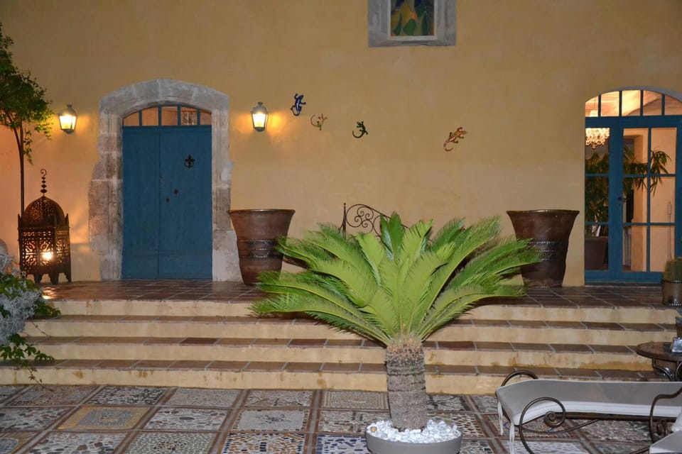Maison Saint Louis avec Jacuzzi Hotel in Besse-sur-Issole