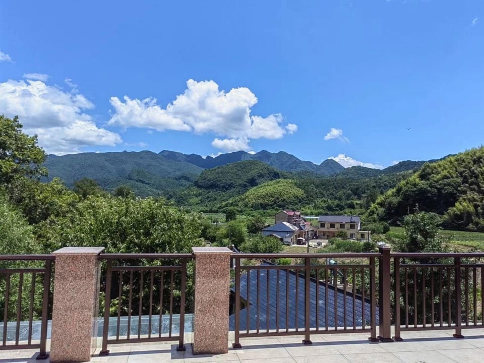 Wuyue Riverside Leisure Homestay Hotel in Hangzhou