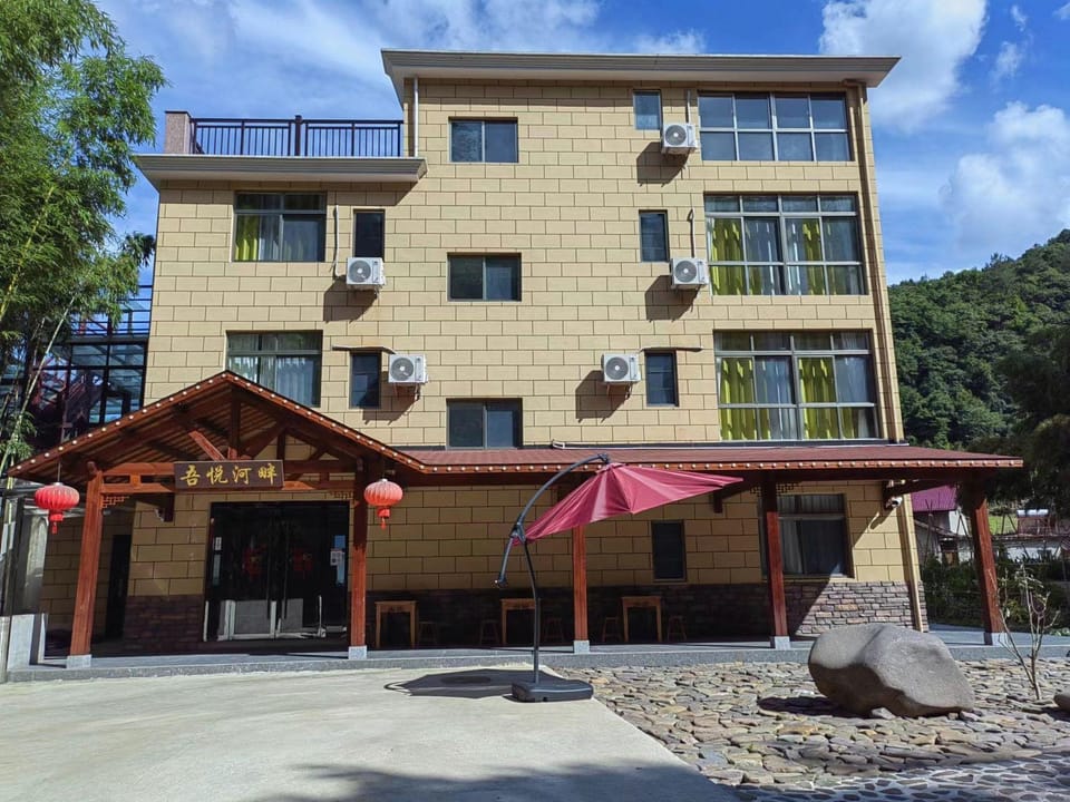 Wuyue Riverside Leisure Homestay Hotel in Hangzhou