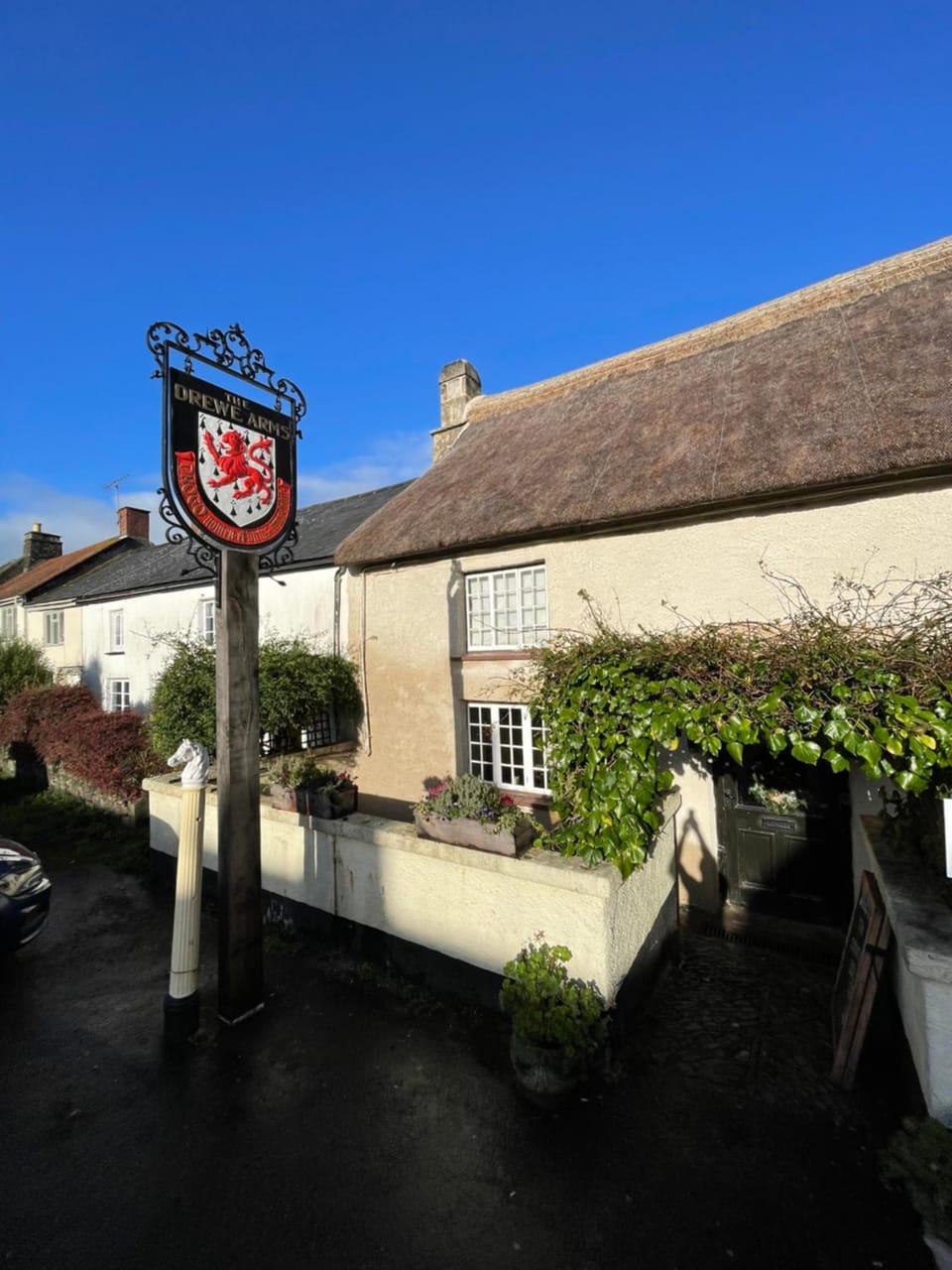 Drewe Arms Bunk Rooms & Church Cottage Hostel in Teignbridge