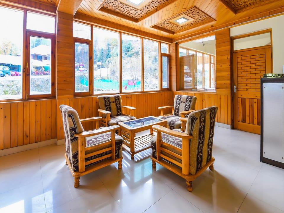 OYO Solang Holiday Inn Hotel in Himachal Pradesh