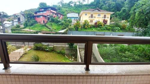 Suite familiar em ap perto da churrascaria Lago Sul - Quitandinha Hotel in Duque de Caxias