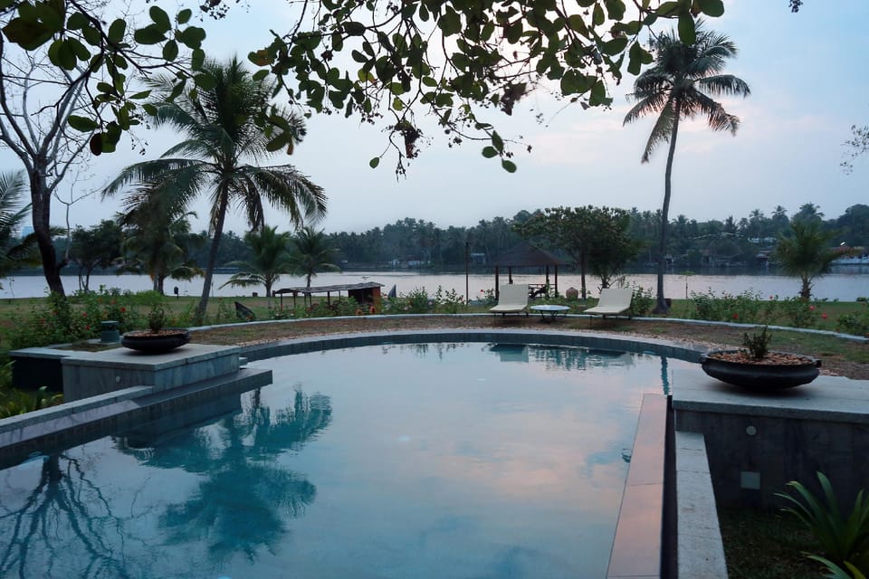 Baymaas Lakehouse Resort in Kochi