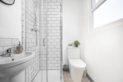 Spacious 5 bed apartment in Manchester  Hotel in Bury