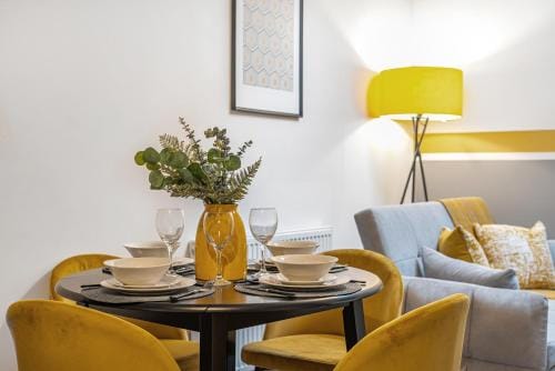 Spacious 5 bed apartment in Manchester  Hotel in Bury