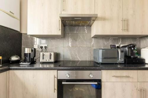 Charming Double Room Near Richmond Park Kingston Gate Hotel in Kingston upon Thames