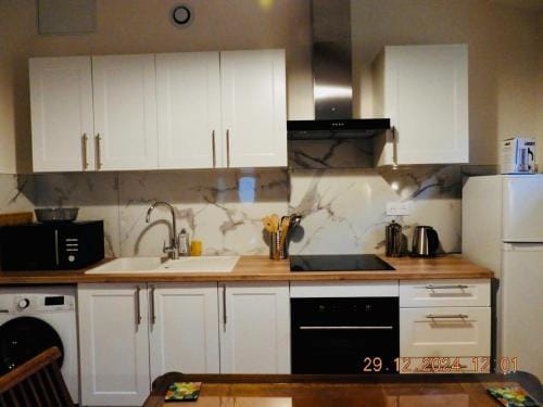 Iris Garden Cottage Hotel in Saint-Germain-en-Laye