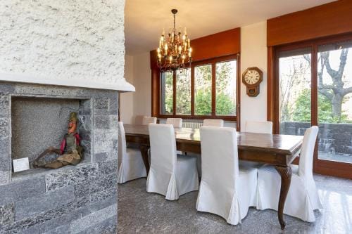 Villa Tudor - Beautiful large villa amidst lush green nature! Hotel in Lombardy