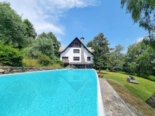 Villa Tudor - Beautiful large villa amidst lush green nature! Hotel in Lombardy