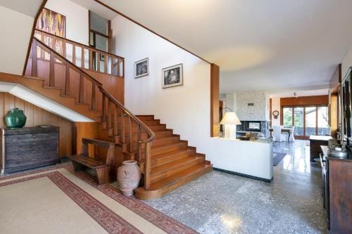 Villa Tudor - Beautiful large villa amidst lush green nature! Hotel in Lombardy