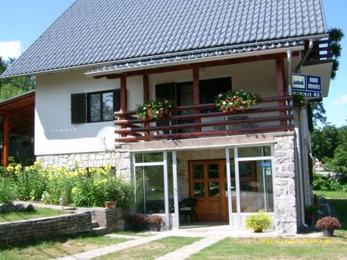 Vila Vuk 1 Hotel in Jezerce