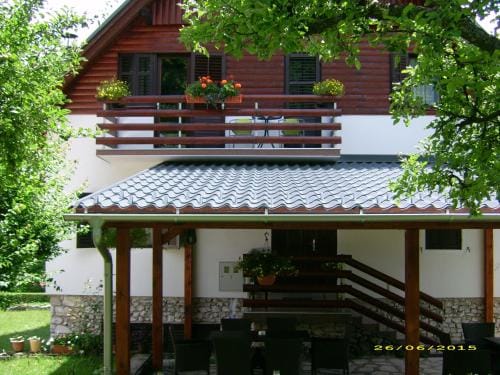 Vila Vuk 1 Hotel in Jezerce