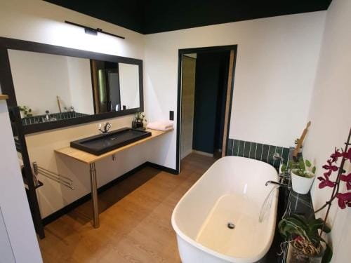 Chambre d'hotes style 30s avec petit dej inclus, lit 180 cm, Wifi - FR-1-590-520 Hotel in Centre-Val de Loire
