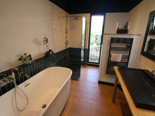 Chambre d'hotes style 30s avec petit dej inclus, lit 180 cm, Wifi - FR-1-590-520 Hotel in Centre-Val de Loire
