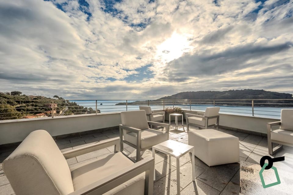 HOTIDAY Room Collection - Porto Venere Hotel in Porto Venere
