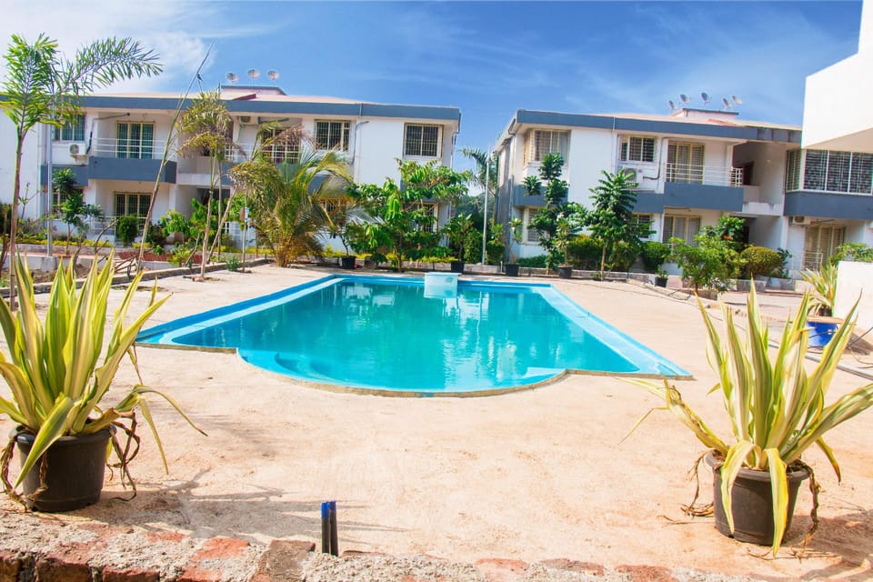 Swimming pool [outdoor]