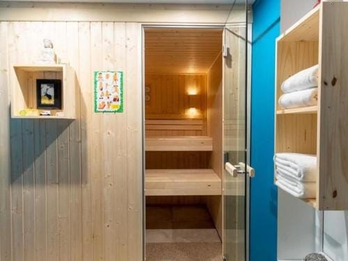 Charmante chambre pour 2 avec sauna et velos a Vyans-le-Val - FR-1-583-277 Hotel in Switzerland