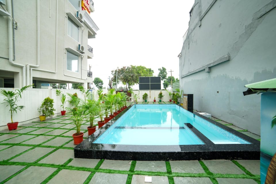 Swimming pool [outdoor]