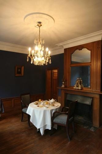 Het Domherenhuis B&B, Restaurant Calice Hotel in Flanders