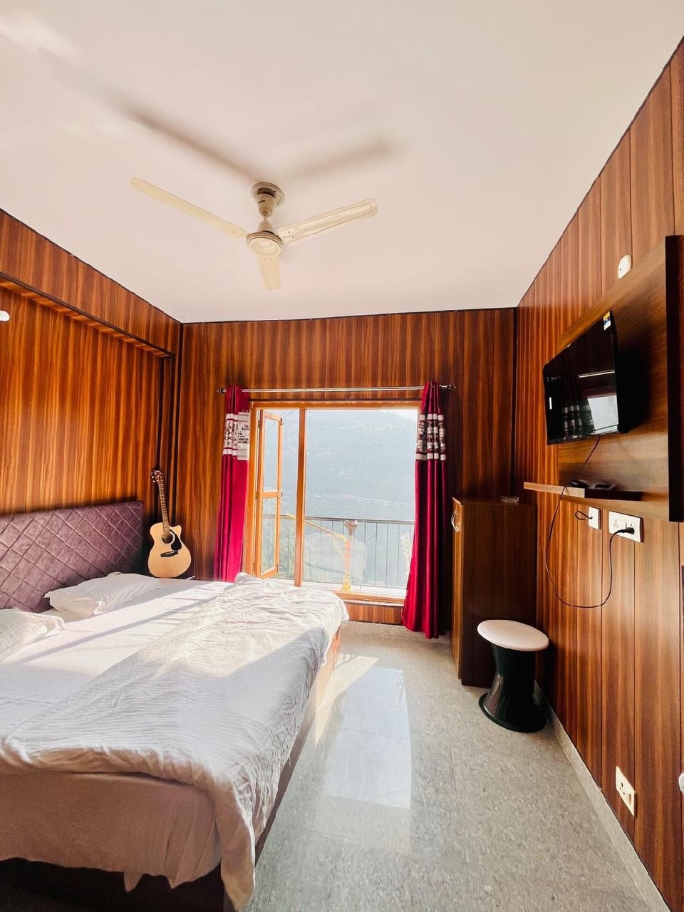 Kempty valley view  Hotel in Uttarakhand