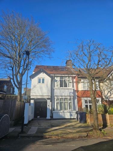 Private Room Direct Travel Heathrow & Central Ldn Hotel in London Borough of Ealing
