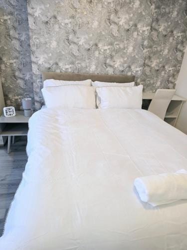 Hollinwood Immaculate Home Hotel in Manchester