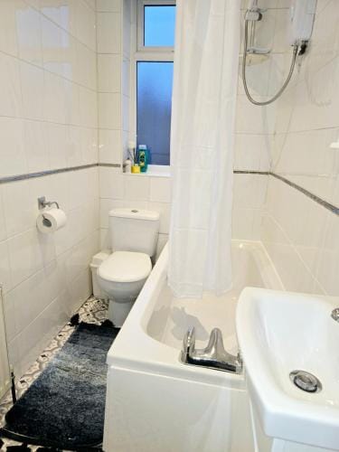 Hollinwood Immaculate Home Hotel in Manchester