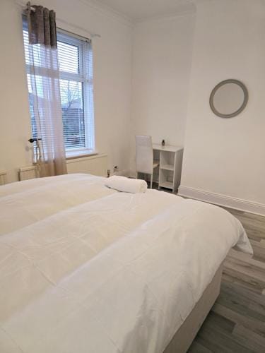 Hollinwood Immaculate Home Hotel in Manchester