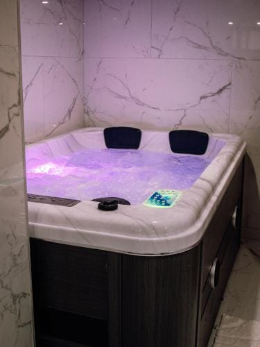 Suite KING Size SAUNA JACUZZI Hotel in Lisieux
