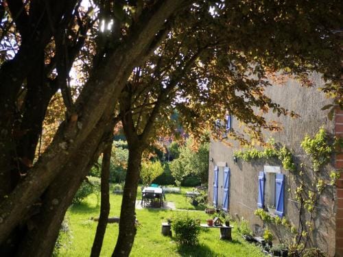 Chambre cocon table d'hote avec jardin a la campagne le nid qui danse vers Vesoul de 1 a 3 personnes Hotel in Switzerland
