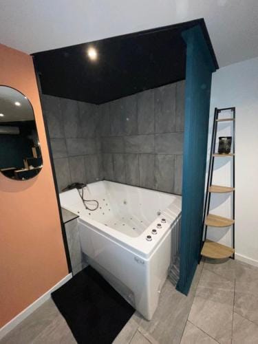 Trinidad Suite Jacuzzi Hotel in French Riviera