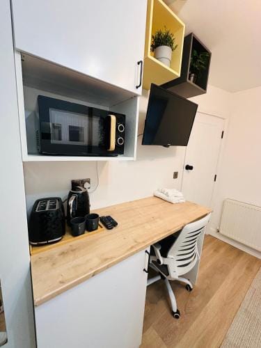 R4 - Elegant Private Room with Kitchenette near QE Hospital Harborne Hotel in Birmingham