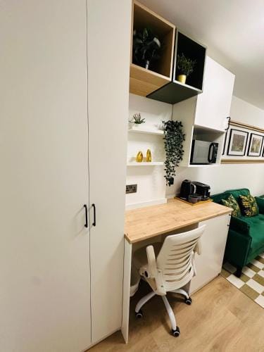 R5 - Luxurious Private Room with Kitchenette near QE Hospital Harborne Hotel in Birmingham
