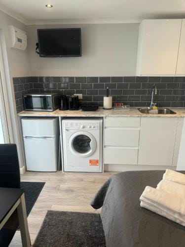 Cozy Cabin Hotel in London Borough of Camden