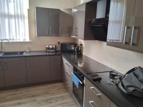 Zak Air B&B Stay 9 people's Hotel in Birmingham