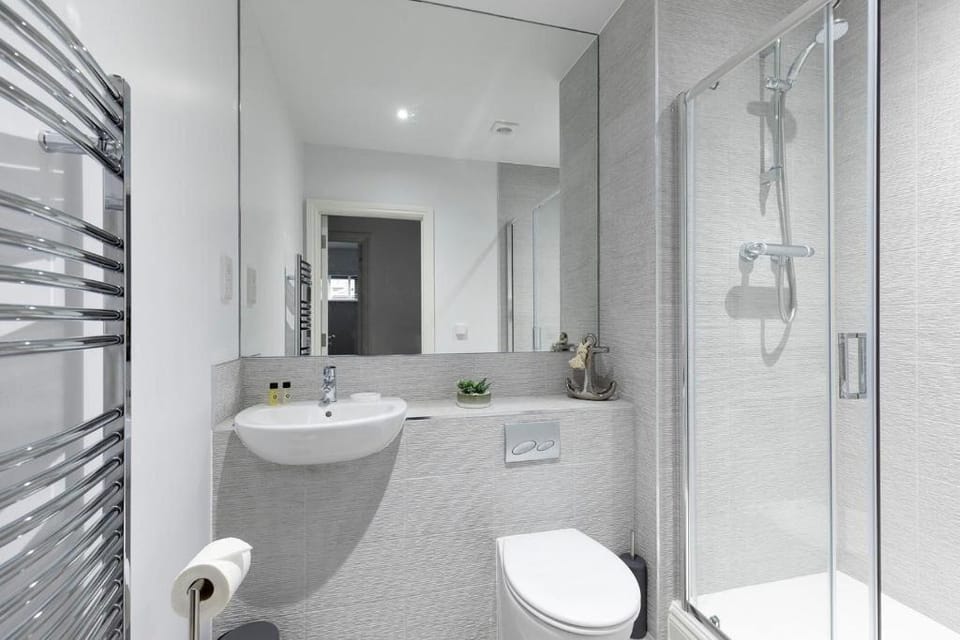 Elliot Oliver -Stylish 2 Bedroom Apartment With Parking In The Docks Hotel in Gloucester