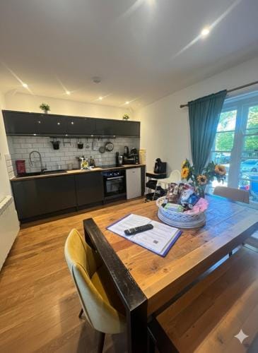 Beautiful Village, dog friendly & private garden Hotel in Forest of Dean