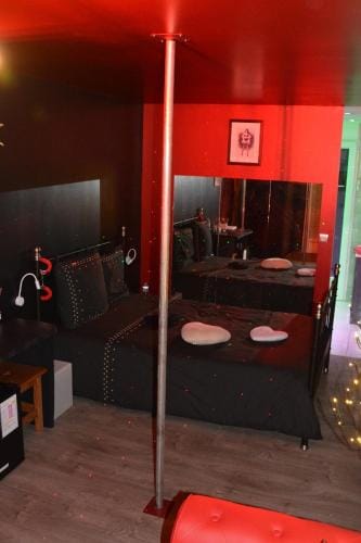 LOVEROOM avec JACCUZI Villa Les Pins Hotel in Île-de-France