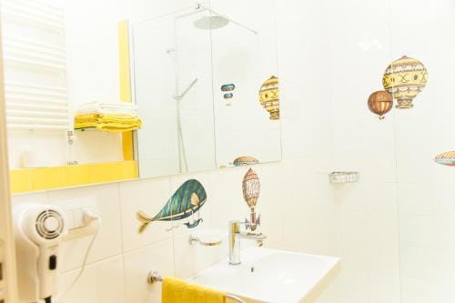 Yellow room Hotel in Pisa