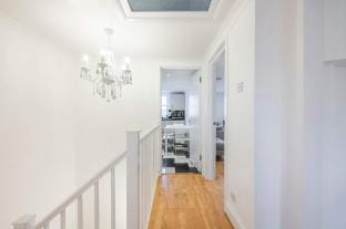 Above & Beyond - Fitzrovia - by Frankie Says Hotel in London Borough of Islington