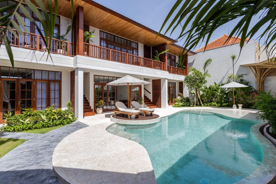 Swimming pool [outdoor]