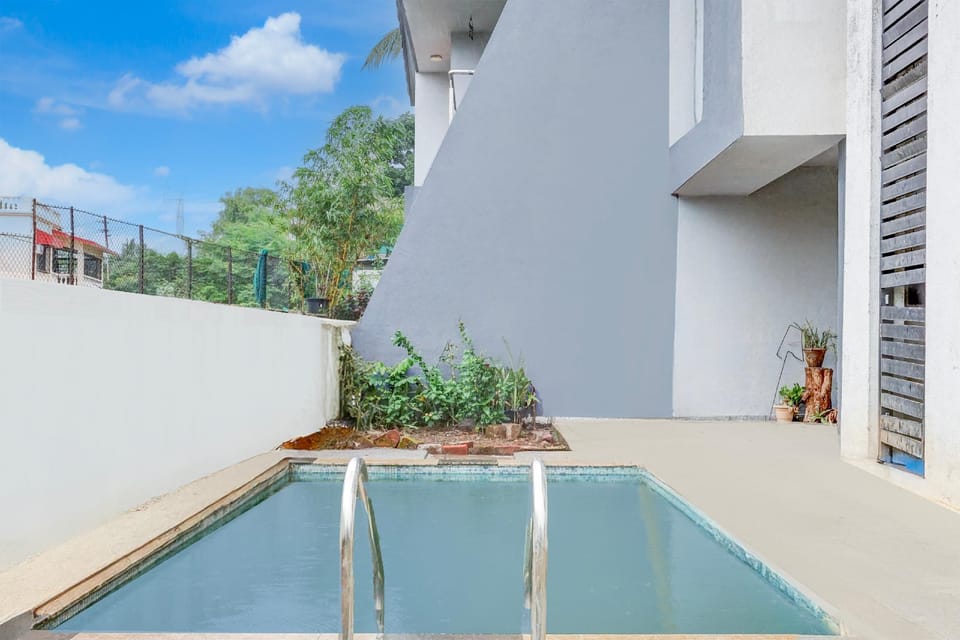 Swimming pool [outdoor]