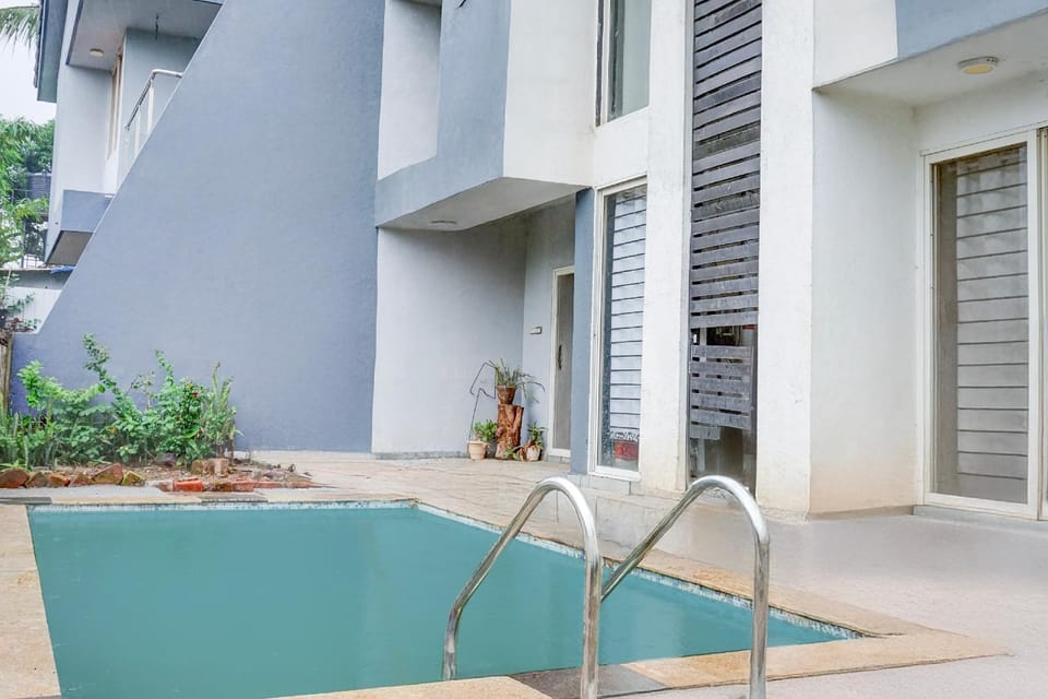 Swimming pool [outdoor]