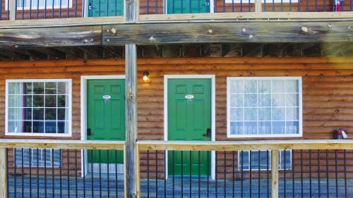Jonesbones Room at White Wing Lodge- Silver Dollar City Getaway Hotel in Indian Point