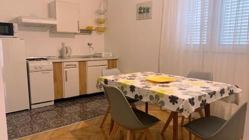 Apartments and rooms by the sea Drasnice, Makarska - 22573 Hotel in Split-Dalmatia County