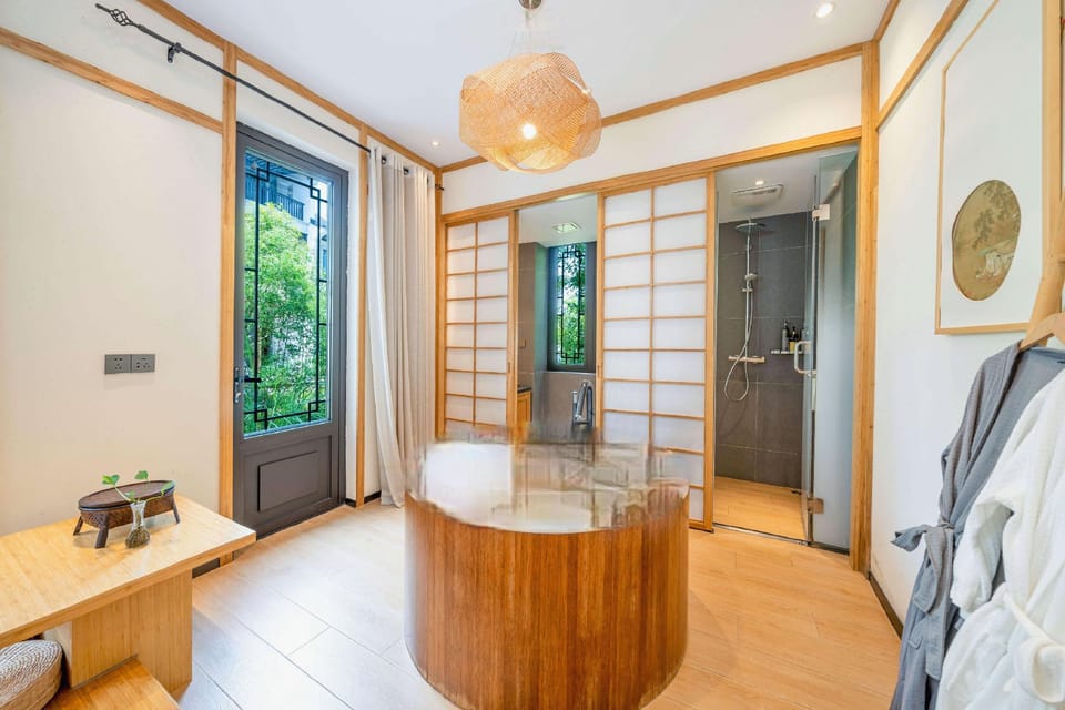 Happy Hearthstone Hot Spring Resort Hotel in Zhejiang
